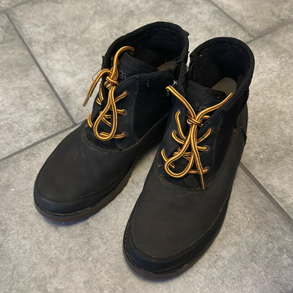 UGGS Boys Size 4